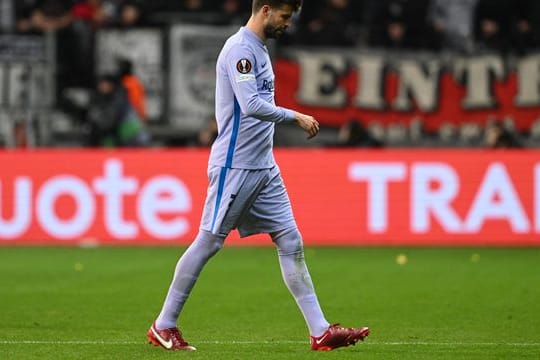 Barcelonas Gerard Pique geht bei seiner frühen Auswechslung in Frankfurt vom Platz.