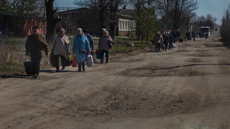 Sewerodonezk, 7.4.2022: Zahlreiche Menschen folgen im Donbass den Evakuierungsaufrufen der ukrainischen Behörden.