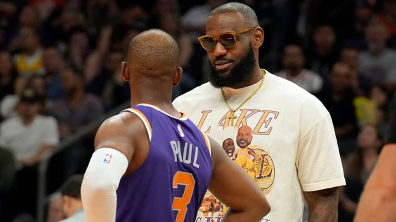 Lakers-Forward LeBron James im Gespräch mit Suns-Guard Chris Paul (3).