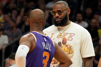 Lakers-Forward LeBron James im Gespräch mit Suns-Guard Chris Paul (3).