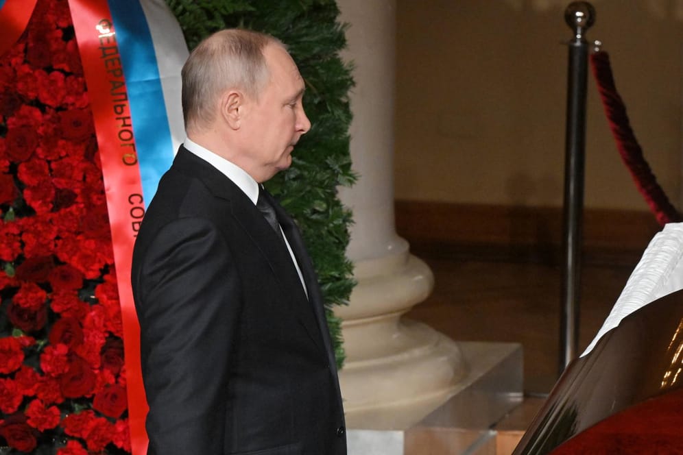 Moskau, Russland: Wladimir Putin zeigte sich am Freitag bei seinem ersten Auftritt in der Öffentlichkeit seit längerer Zeit am offenen Sarg des prominenten Politikers Wladimir Schirinowski.