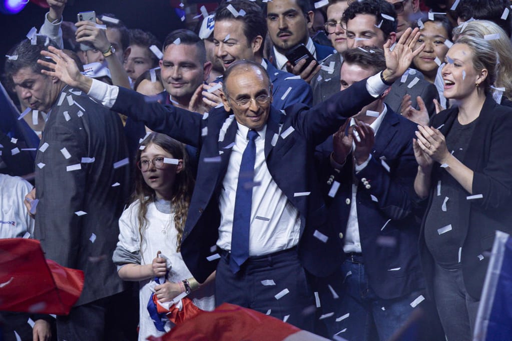 Éric Zemmour (Mitte) und Mitstreiter im Palais des Sports: Eine Stimmung, wie bei einem Fußballspiel.