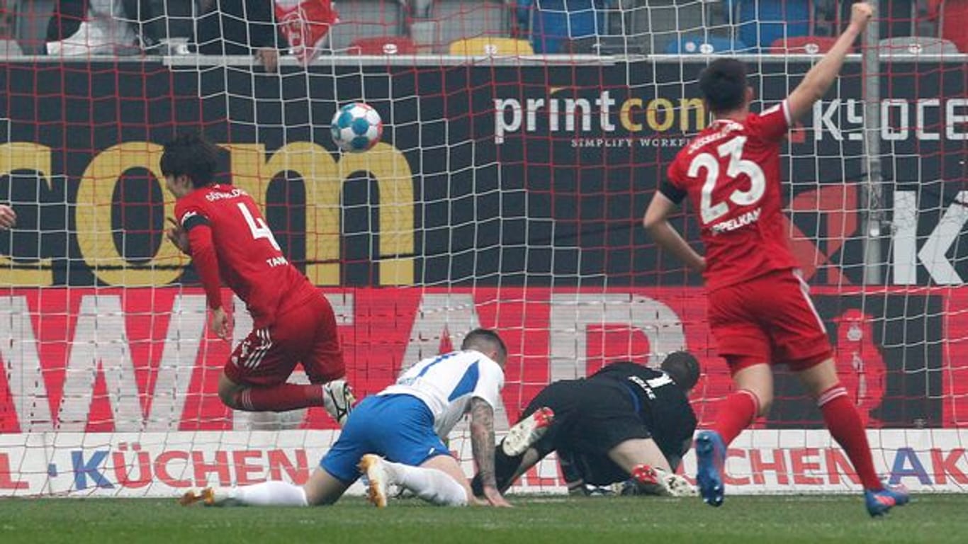 Der Düsseldorfer Ao Tanaka (l) erzielt das 1:0.