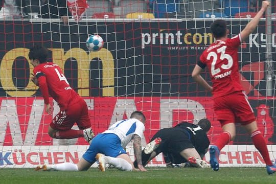 Der Düsseldorfer Ao Tanaka (l) erzielt das 1:0.