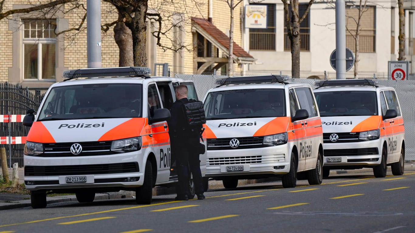 Polizeieinsatz in der Schweiz: Ein 38-jähriger Deutscher starb dort am Mittwoch bei einem Schusswechsel. Nun wurde die brisante Vorgeschichte bekannt. (Symbolfoto)