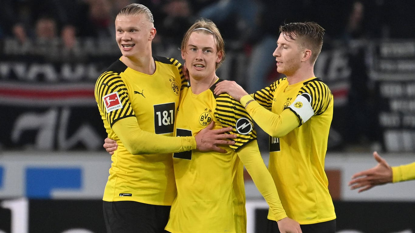 Dortmunder Freude: Julian Brandt (M.) bejubelt mit Erling Haaland (l.) Marco Reus sein Tor zum zwischenzeitlichen 1:0 in Stuttgart.