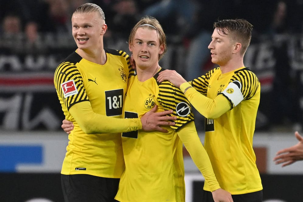 Dortmunder Freude: Julian Brandt (M.) bejubelt mit Erling Haaland (l.) Marco Reus sein Tor zum zwischenzeitlichen 1:0 in Stuttgart.