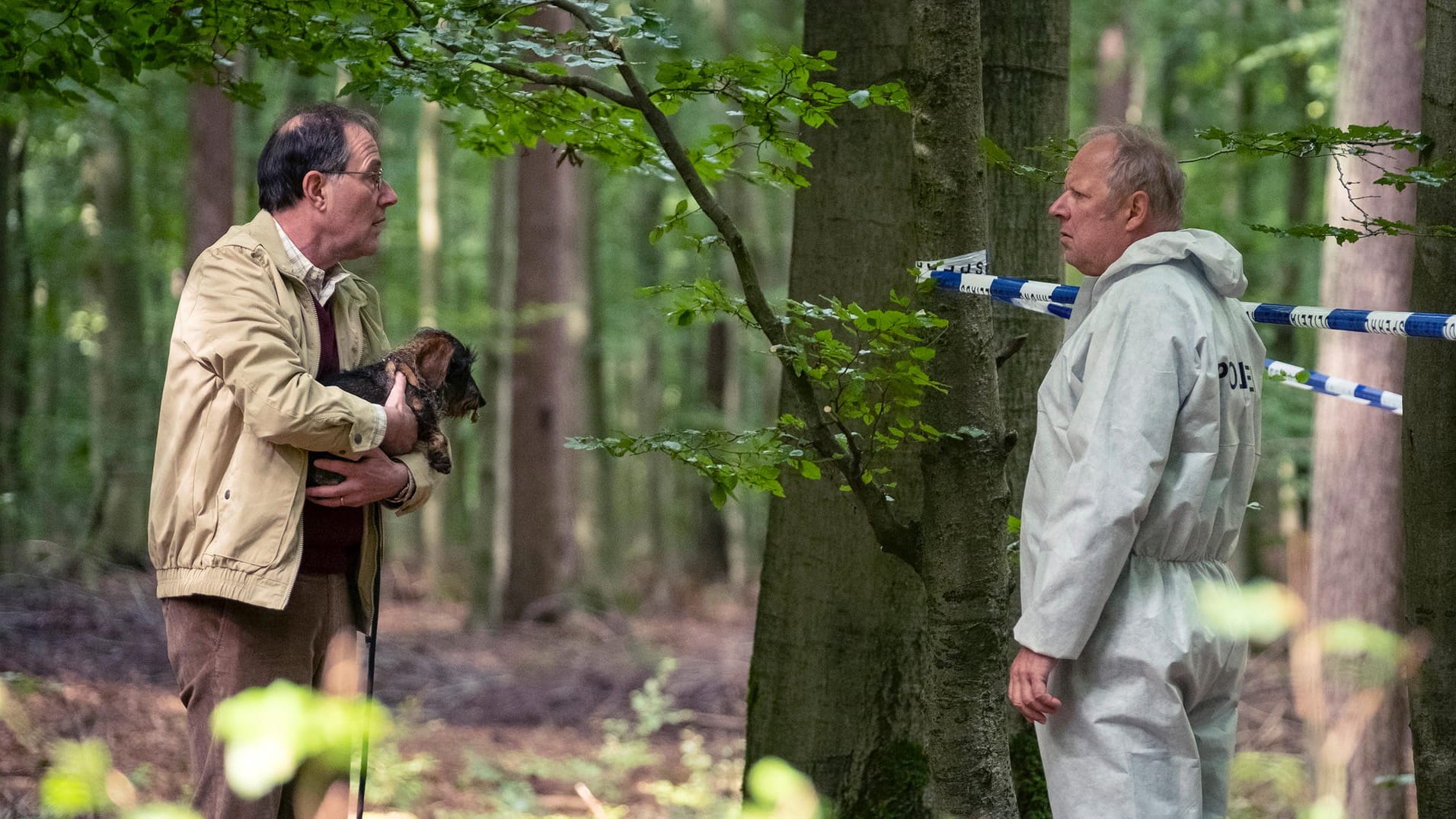 "Tatort: Borowski und der Schatten des Mondes": Nur ein Spaziergänger? Michael Mertins (Stefan Kurt) trifft am Fundort der Leiche auf Borowski (Axel Milberg).