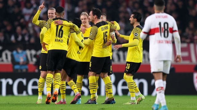 Zunächst abgepfiffen, doch das Tor zählt: Dortmunds Julian Brandt (M) freut sich mit seinen Mitspielern über seinen Führungstreffer gegen den VfB. Zunächst abgepfiffen, doch das Tor zählt: Dortmunds Julian Brandt (M) freut sich mit seinen Mitspielern über seinen Führungstreffer gegen den VfB.