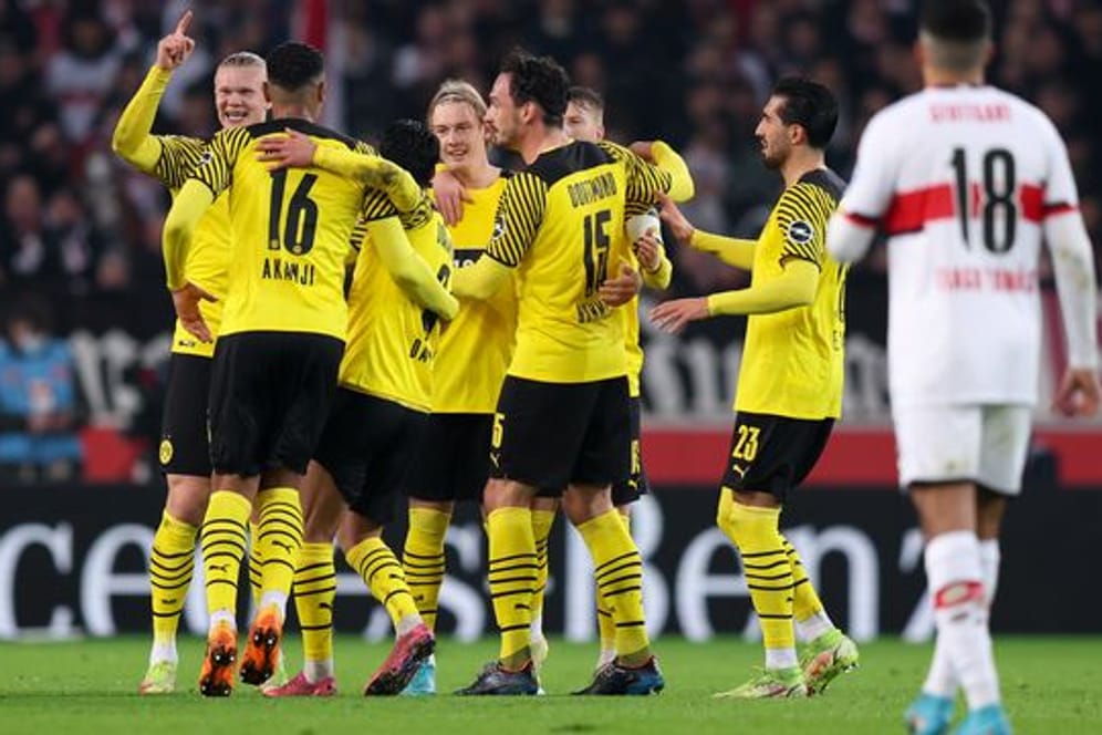 Zunächst abgepfiffen, doch das Tor zählt: Dortmunds Julian Brandt (M) freut sich mit seinen Mitspielern über seinen Führungstreffer gegen den VfB.