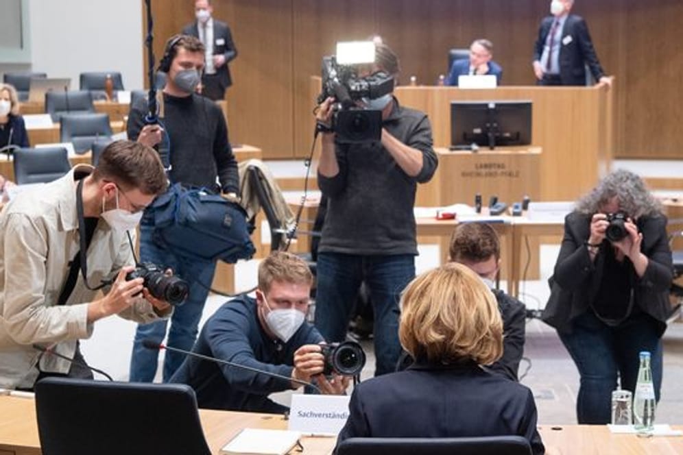 Malu Dreyer (SPD), Ministerpräsident von Rheinland-Pfalz, vor ihrer Befragung zur Flutkatastrophe im Ahrtal vor dem Untersuchungsausschuss des Landtags von Rheinland-Pfalz.