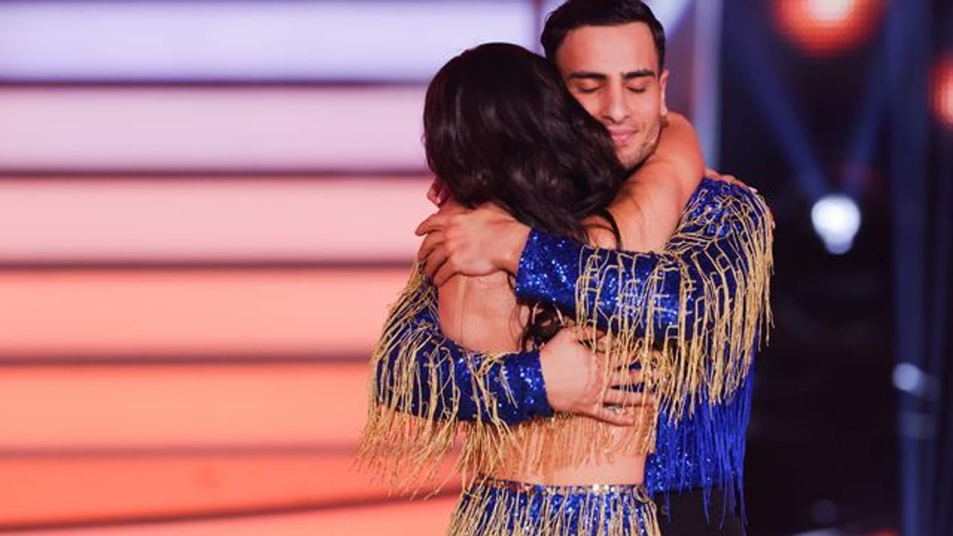 Schauspieler Timur Ülker umarmt Tanzpartnerin Malika Dzumaev nach ihrem Ausscheiden bei "Let's Dance".