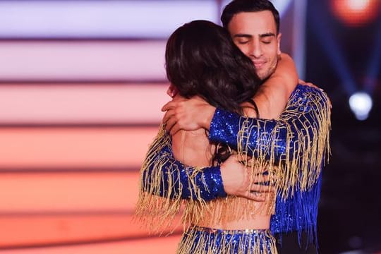 Schauspieler Timur Ülker umarmt Tanzpartnerin Malika Dzumaev nach ihrem Ausscheiden bei "Let's Dance".