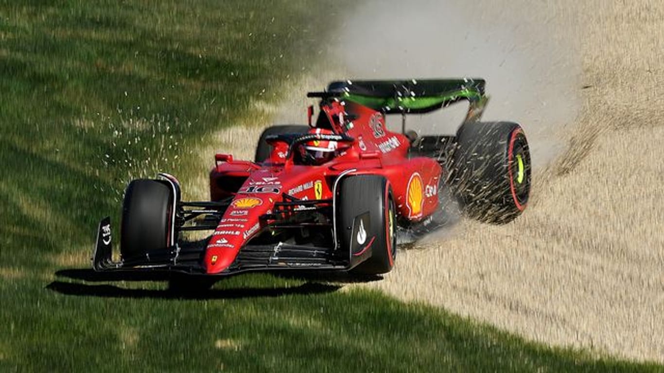 Ferrari-Pilot Charles Leclerc kommt im Freien Training von der Rennstrecke ab.