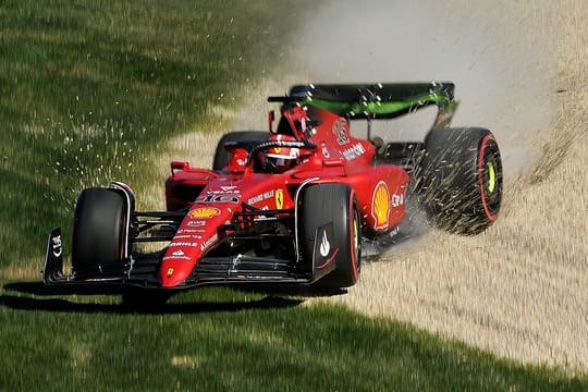 Ferrari-Pilot Charles Leclerc kommt im Freien Training von der Rennstrecke ab.