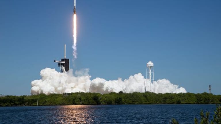 Eine SpaceX-Falcon-9-Rakete mit einer "Crew Dragon"-Raumkapsel und den privaten Raumfahrern an Bord hebt vom Weltraumbahnhof Cape Canaveral ab.