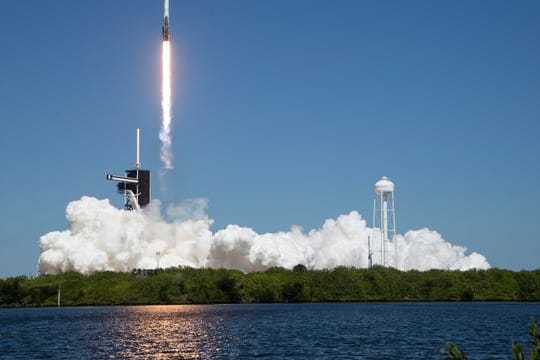 Eine SpaceX-Falcon-9-Rakete mit einer "Crew Dragon"-Raumkapsel und den privaten Raumfahrern an Bord hebt vom Weltraumbahnhof Cape Canaveral ab.