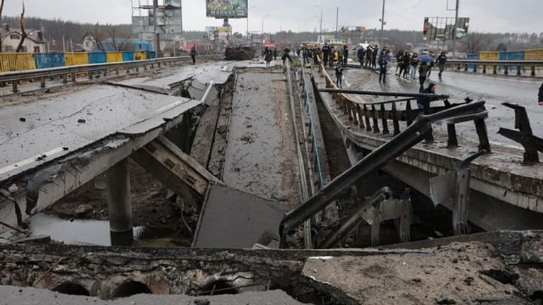 Eine zerstörte Brücke über den Fluss Irpin auf einer Autobahn unweit von Kiew.