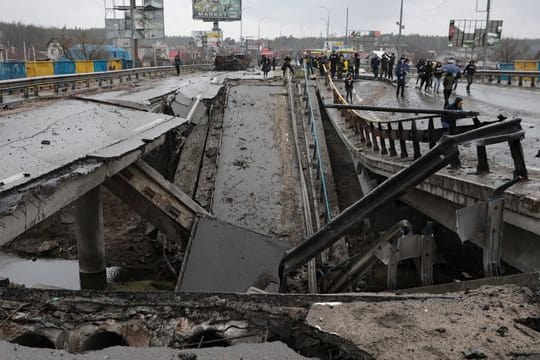 Eine zerstörte Brücke über den Fluss Irpin auf einer Autobahn unweit von Kiew.