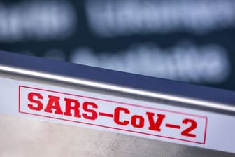 Der Schriftzug "SARS-CoV-2" auf einem Behälter für Proben einem PCR-Labor.