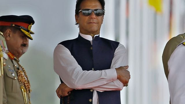 Der pakistanische Premierminister Imran Khan bei einer Militärparade anlässlich des pakistanischen Nationalfeiertags in Islamabad. Der pakistanische Premierminister Imran Khan bei einer Militärparade anlässlich des pakistanischen Nationalfeiertags in Islamabad.