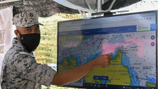 Maritime Commander Khairul Nizam Misran zeigt den Fundort der vermissten Taucher. Maritime Commander Khairul Nizam Misran zeigt den Fundort der vermissten Taucher.