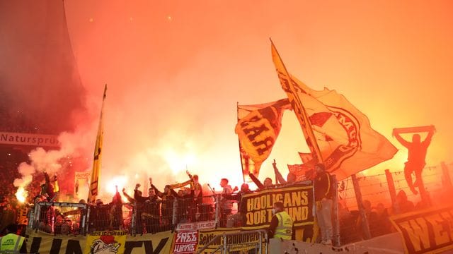 In der Mercedes-Benz-Arena zünden Fans Pyrotechnik.