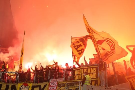 In der Mercedes-Benz-Arena zünden Fans Pyrotechnik.
