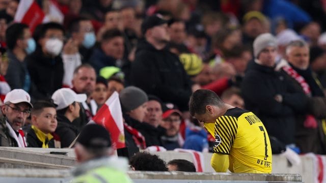 Dortmunds Giovanni Reyna geht verletzt in die Kabine.