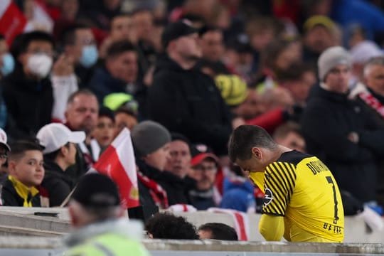 Dortmunds Giovanni Reyna geht verletzt in die Kabine.