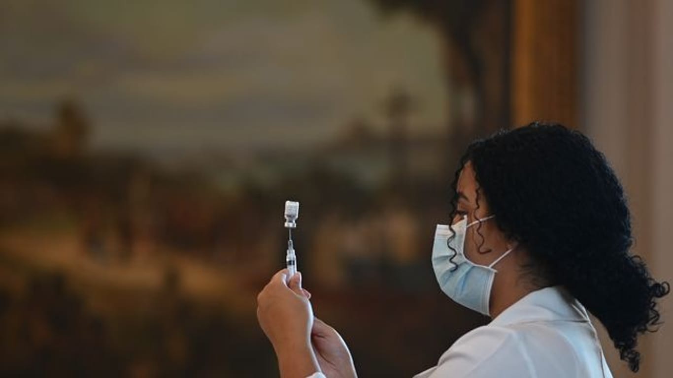 Eine Mitarbeiterin des Gesundheitswesens bereitet in Rio de Janeiro eine Dosis für einen Corona-Impfstoff vor.
