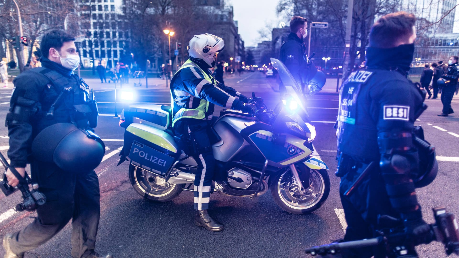 Hessische Polizei im Einsatz (Archivbild): Eine Chatgruppe mehrerer Beamten ist mit rechtsextremen Inhalten aufgefallen.