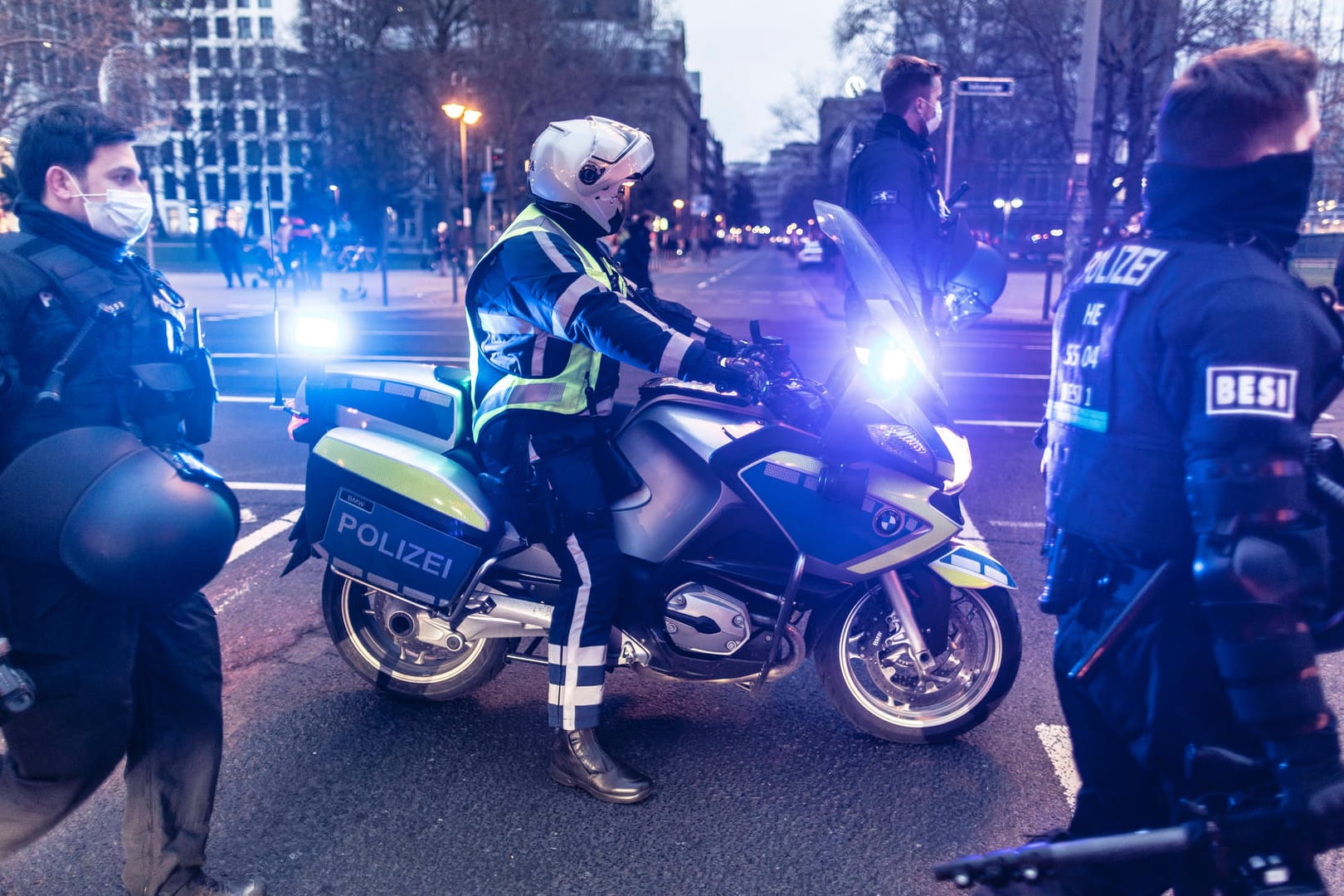 Hessische Polizei im Einsatz (Archivbild): Eine Chatgruppe mehrerer Beamten ist mit rechtsextremen Inhalten aufgefallen.