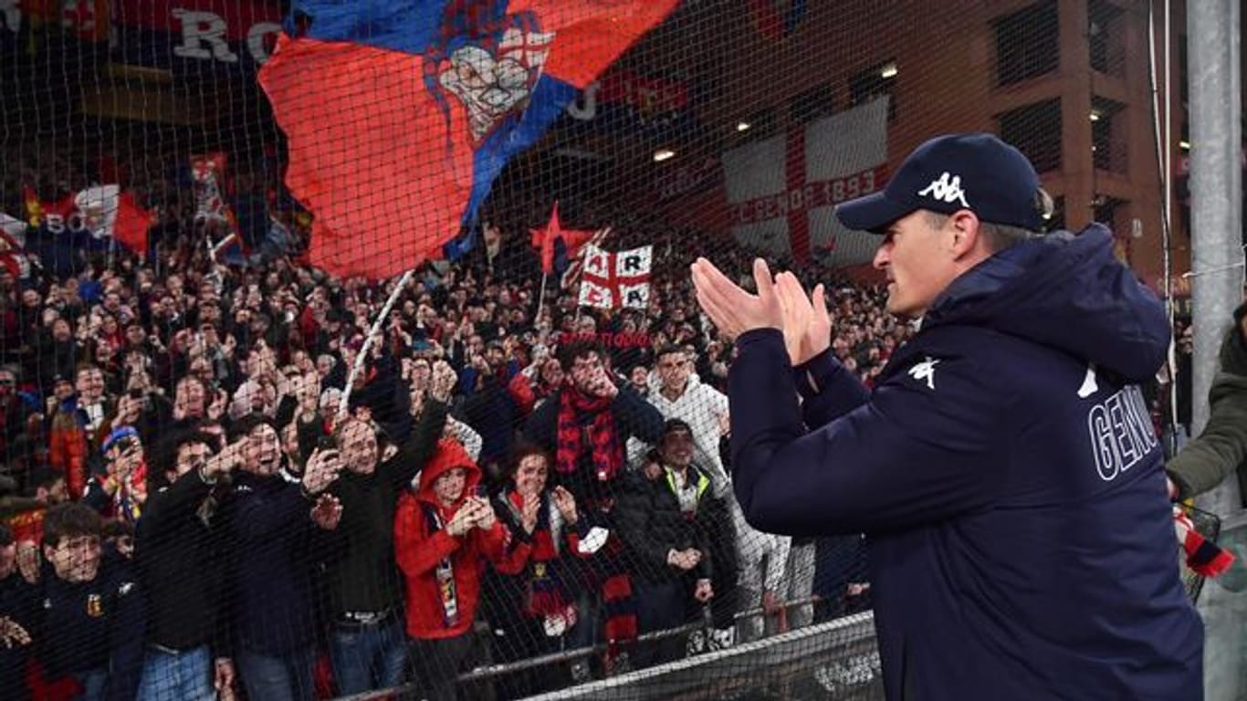 Genuas Trainer Alexander Blessin jueblt nach dem Spiel mit den Fans.