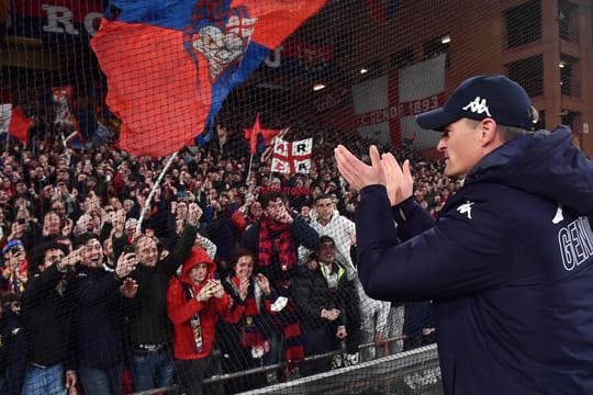 Genuas Trainer Alexander Blessin jueblt nach dem Spiel mit den Fans.