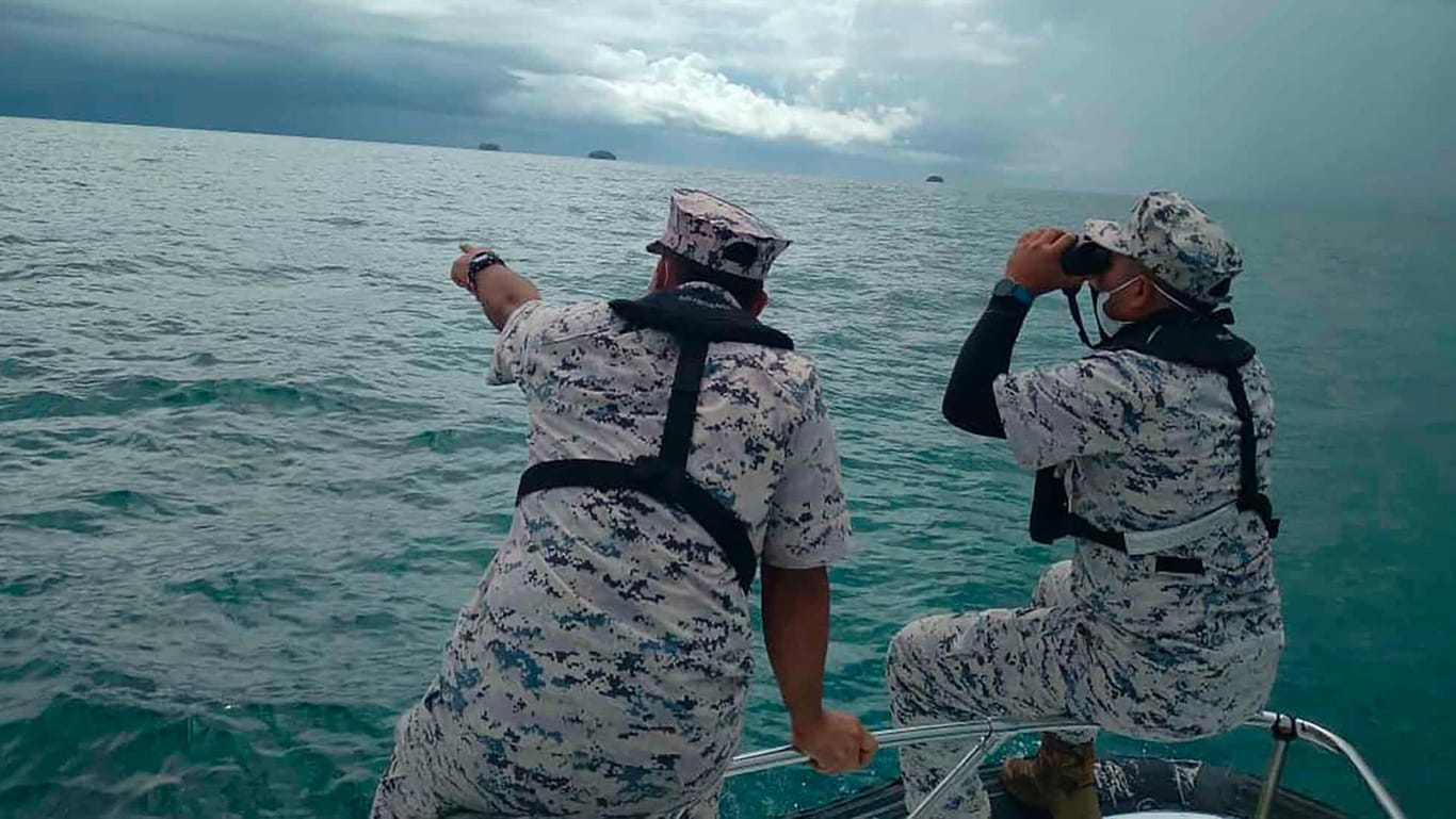Suchtrupps vor der Küste Malaysias: Zwei vermisste europäische Taucher konnten bereits gefunden werden.