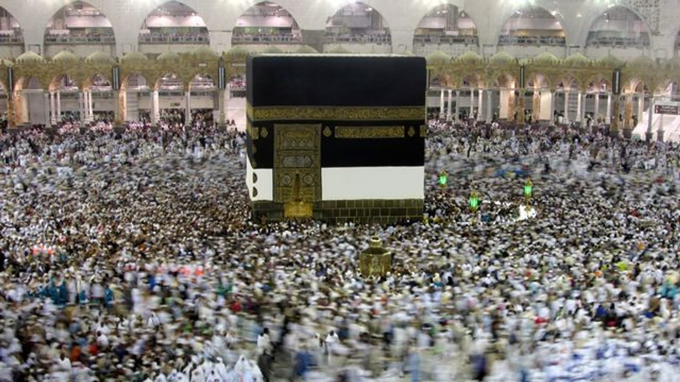 Muslimische Pilger umrunden die Kaaba in der al-Haram-Moschee.