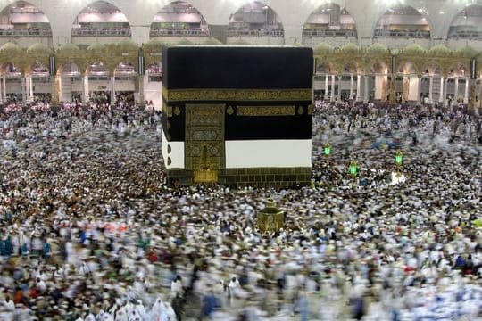 Muslimische Pilger umrunden die Kaaba in der al-Haram-Moschee.