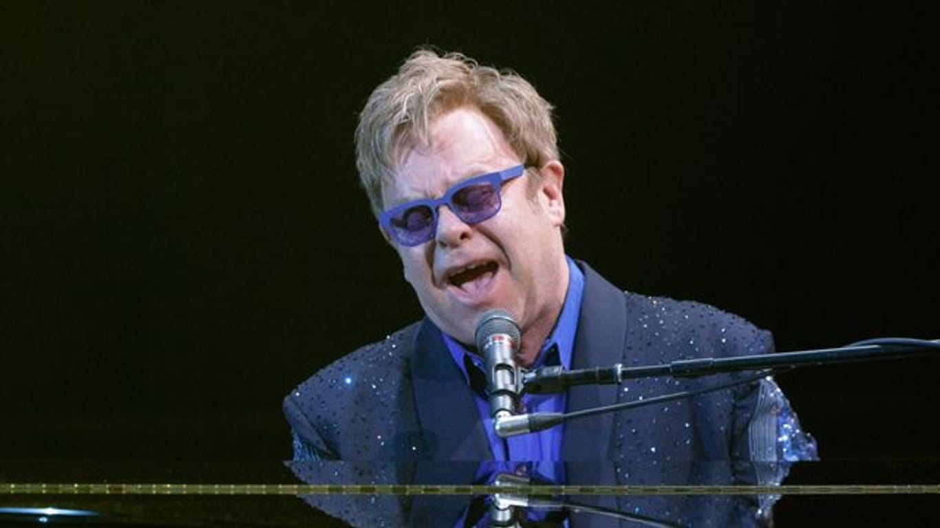 Auch Elton John unterstützt die Ukraine.