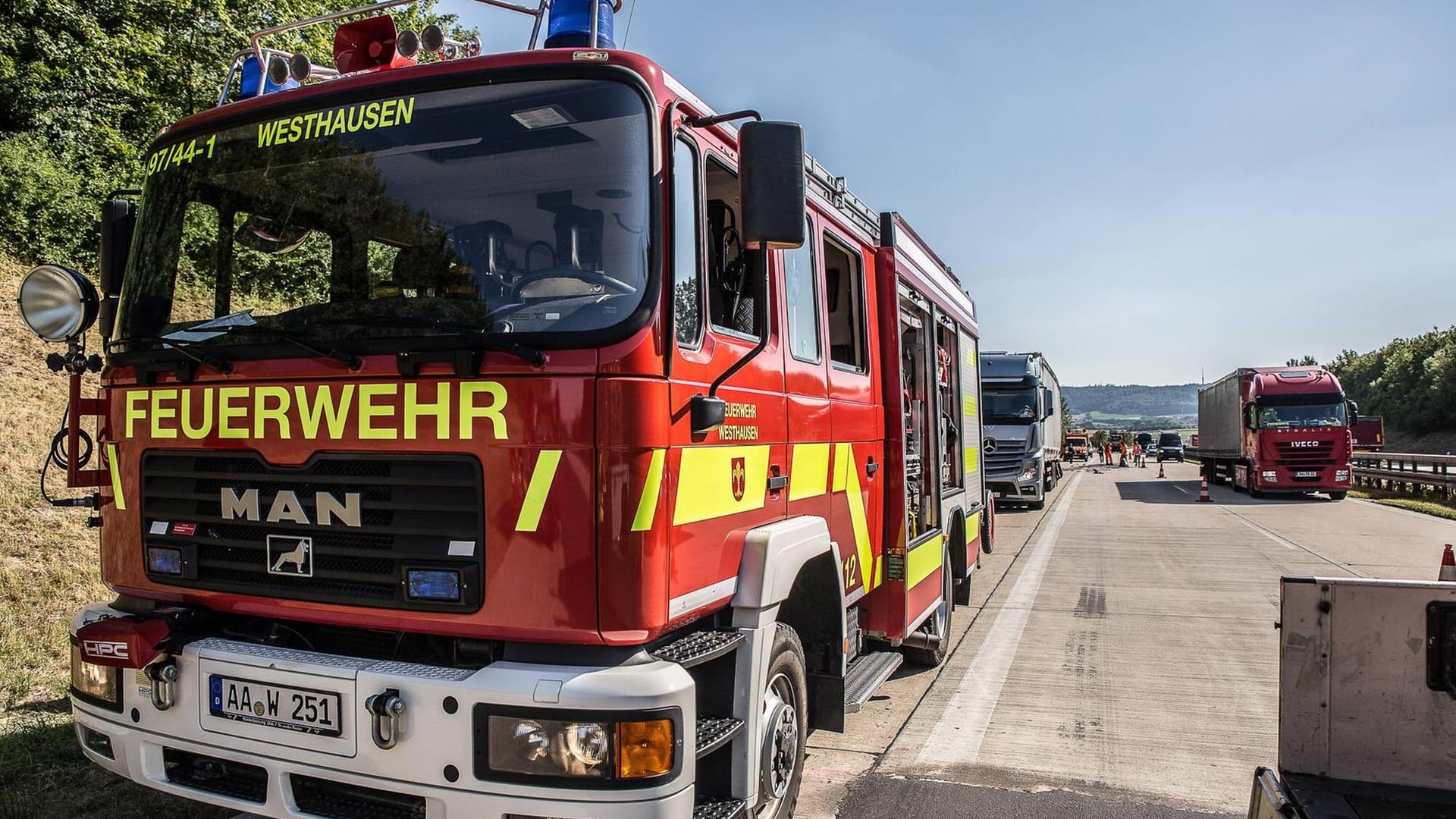 Feuerwehreinsatz auf der A7 (Archivbild): Auf der Strecke brannte am Morgen ein Lkw. Feuerwehreinsatz auf der A7 (Archivbild): Auf der Strecke brannte am Morgen ein Lkw.