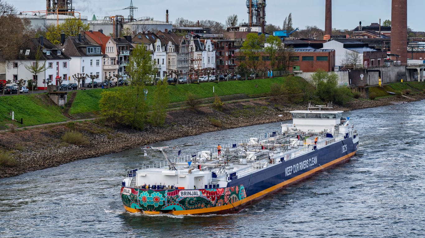 Ein Tanler transportiert Butangas auf dem Rhein: Manche Experten warnen vor einem Gas-Embargo gegenüber Russland.