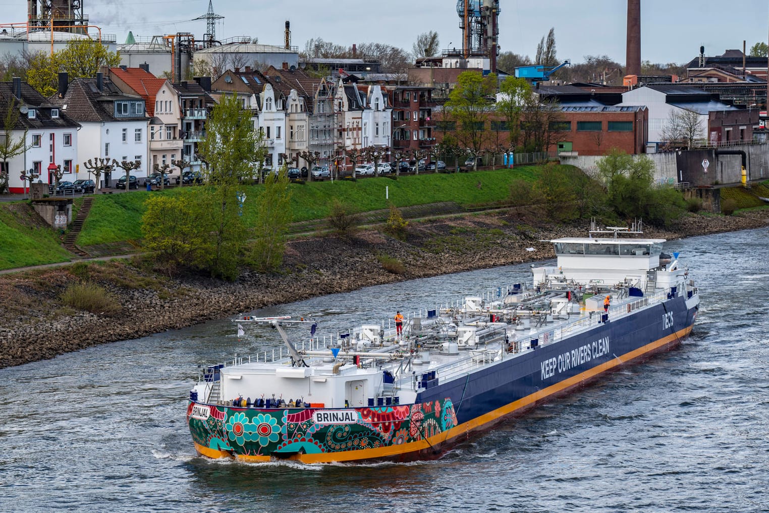Ein Tanler transportiert Butangas auf dem Rhein: Manche Experten warnen vor einem Gas-Embargo gegenüber Russland. Ein Tanler transportiert Butangas auf dem Rhein: Manche Experten warnen vor einem Gas-Embargo gegenüber Russland.