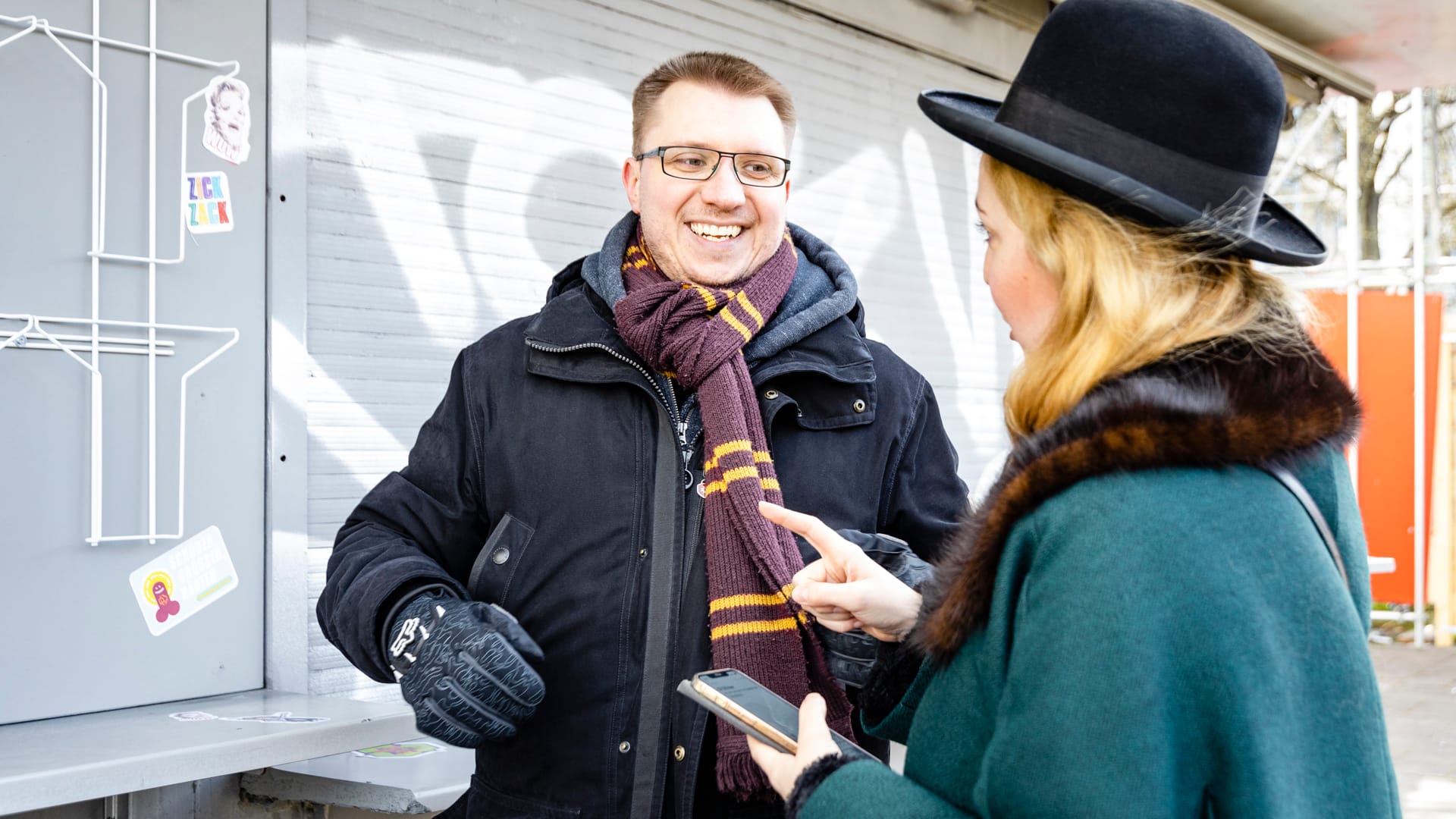 Rammstein-Fan Sebastian Rose mit Reporterin Katharina Weiß am Alexanderplatz.