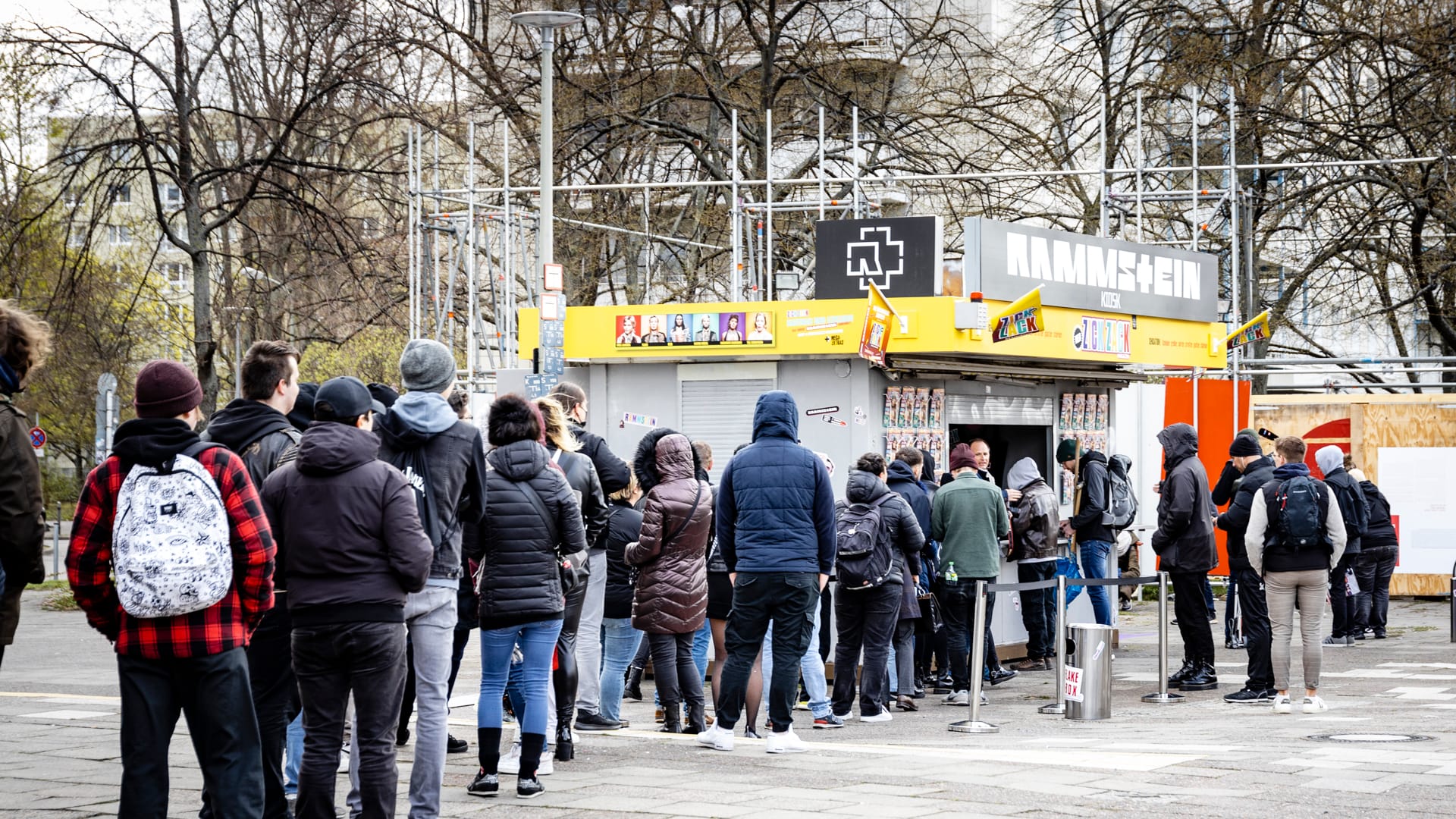 Lange Warteschlangen am Alex: Die ersten waren gegen 7.30 Uhr in der Früh da.