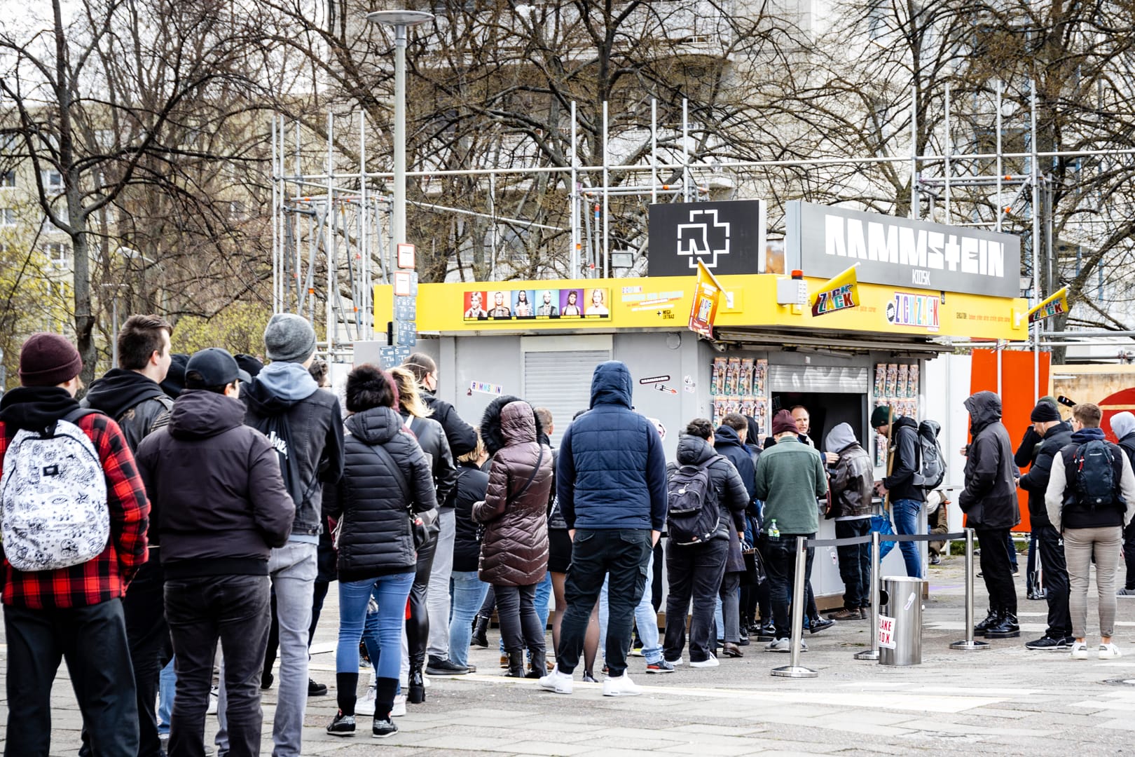 Lange Warteschlangen am Alex: Die ersten waren gegen 7.30 Uhr in der Früh da.