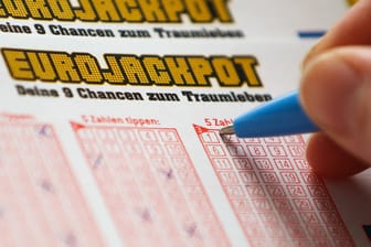 Ein Lottoschein (Symbolbild): Die Polizei warnt vor falscher Anwaltskanzlei.