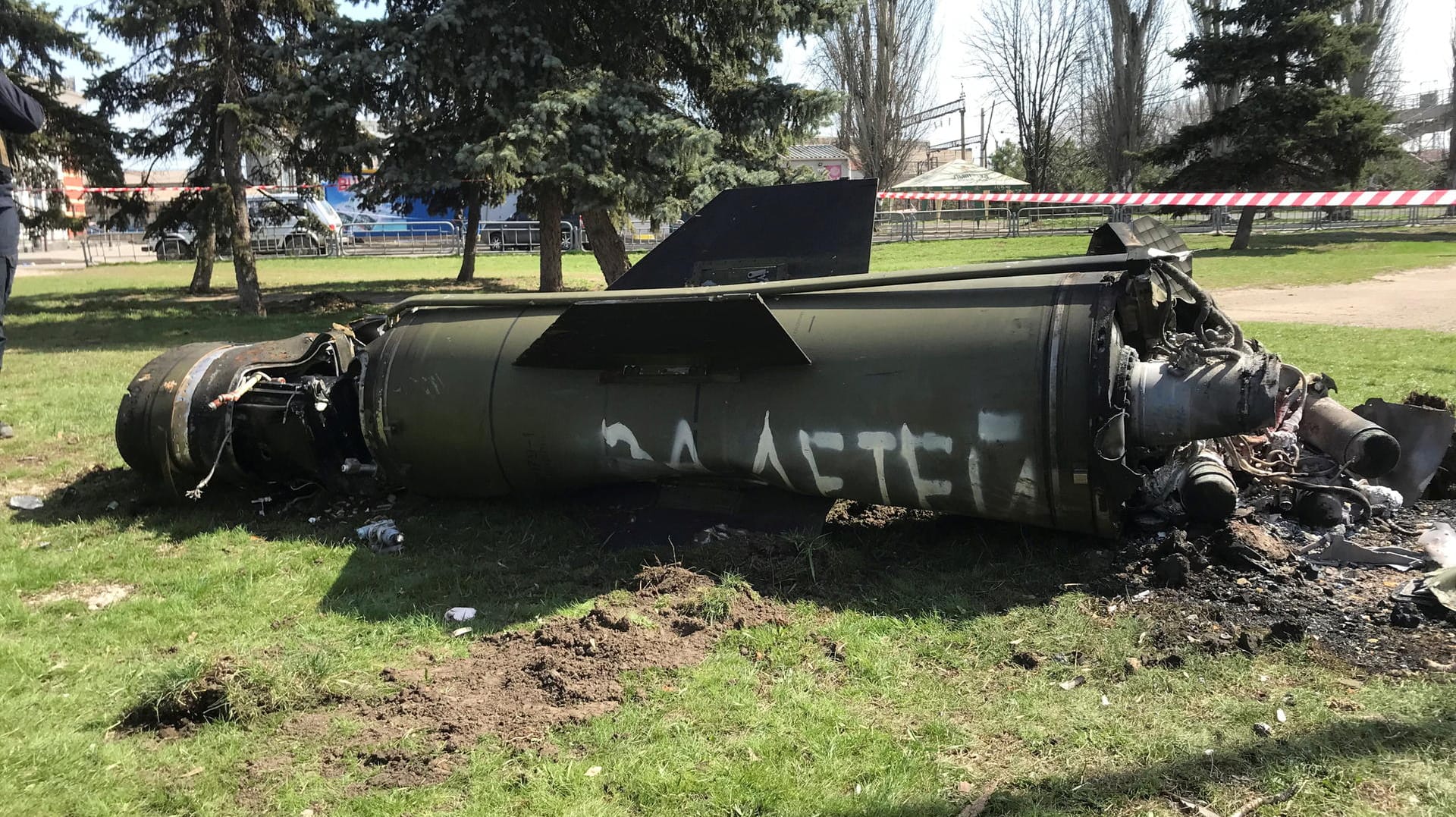 Überreste einer Rakete in der Nähe des Bahnhofs in Kramatorsk: Ist Russland für den Angriff verantwortlich?