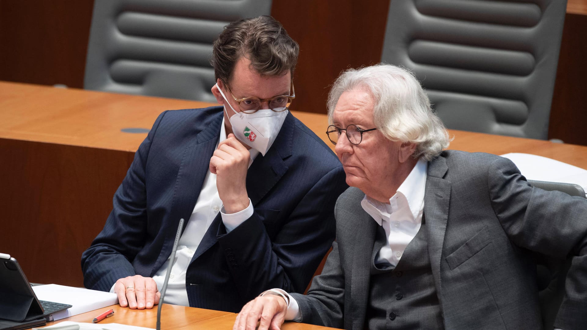 CDU-Ministerpräsident Hendrik Wüst (l.) und Europaminister Stephan Holthoff-Pförtner (CDU) (Archivbild): Für Holthoff-Pförtner war die Stinkefinger-Geste in Richtung Mahmut Özdemir (SPD) nur ein Scherz. CDU-Ministerpräsident Hendrik Wüst (l.) und Europaminister Stephan Holthoff-Pförtner (CDU) (Archivbild): Für Holthoff-Pförtner war die Stinkefinger-Geste in Richtung Mahmut Özdemir (SPD) nur ein Scherz.