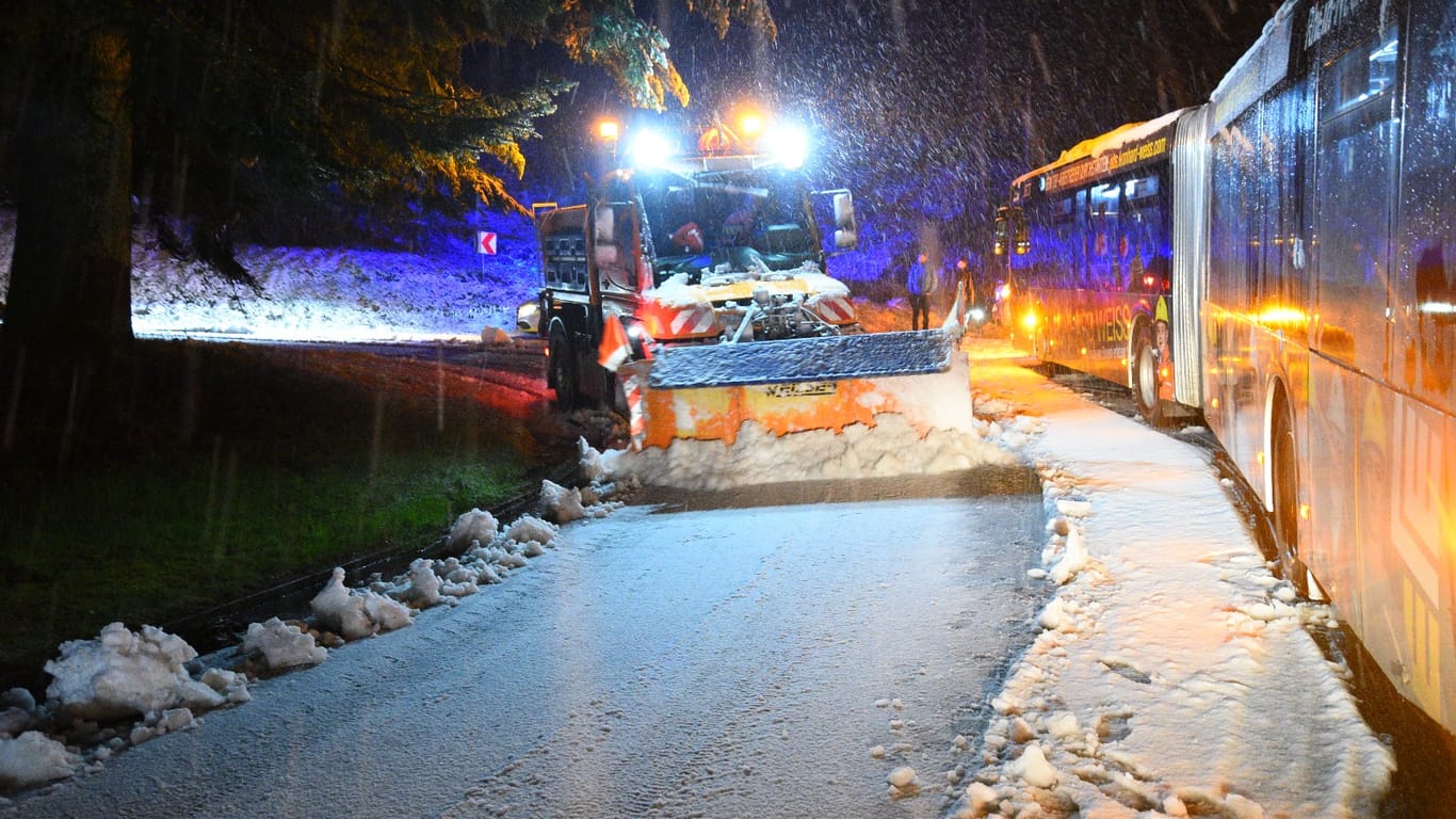 Schneepflug räumt eine Straße in Baden-Württemberg: In mehreren Bundesländern hat ein erneuter Wintereinbruch zu Chaos geführt.
