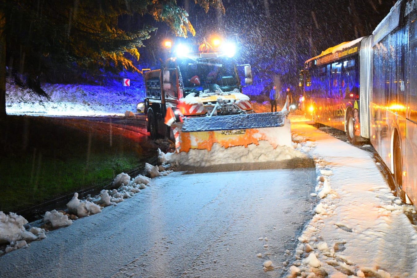 Schneepflug räumt eine Straße in Baden-Württemberg: In mehreren Bundesländern hat ein erneuter Wintereinbruch zu Chaos geführt.